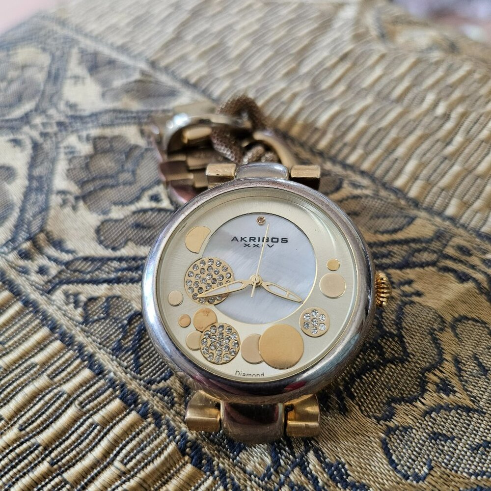 Collectable AKRIBDS Golden sunburst with diamonds clustered rare from china.